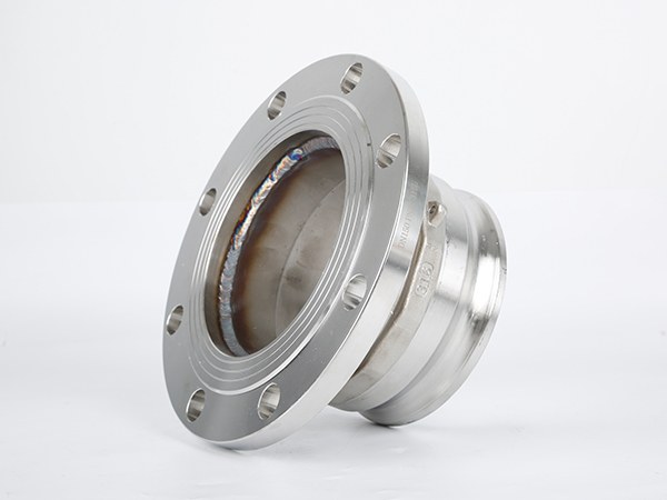 A lying male camlock on flange.